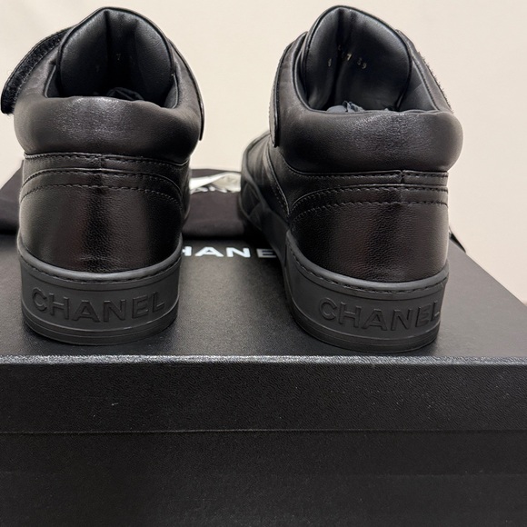 CHANEL Black Leather Sneakers. Authentic. Size 39 - Picture 6 of 16